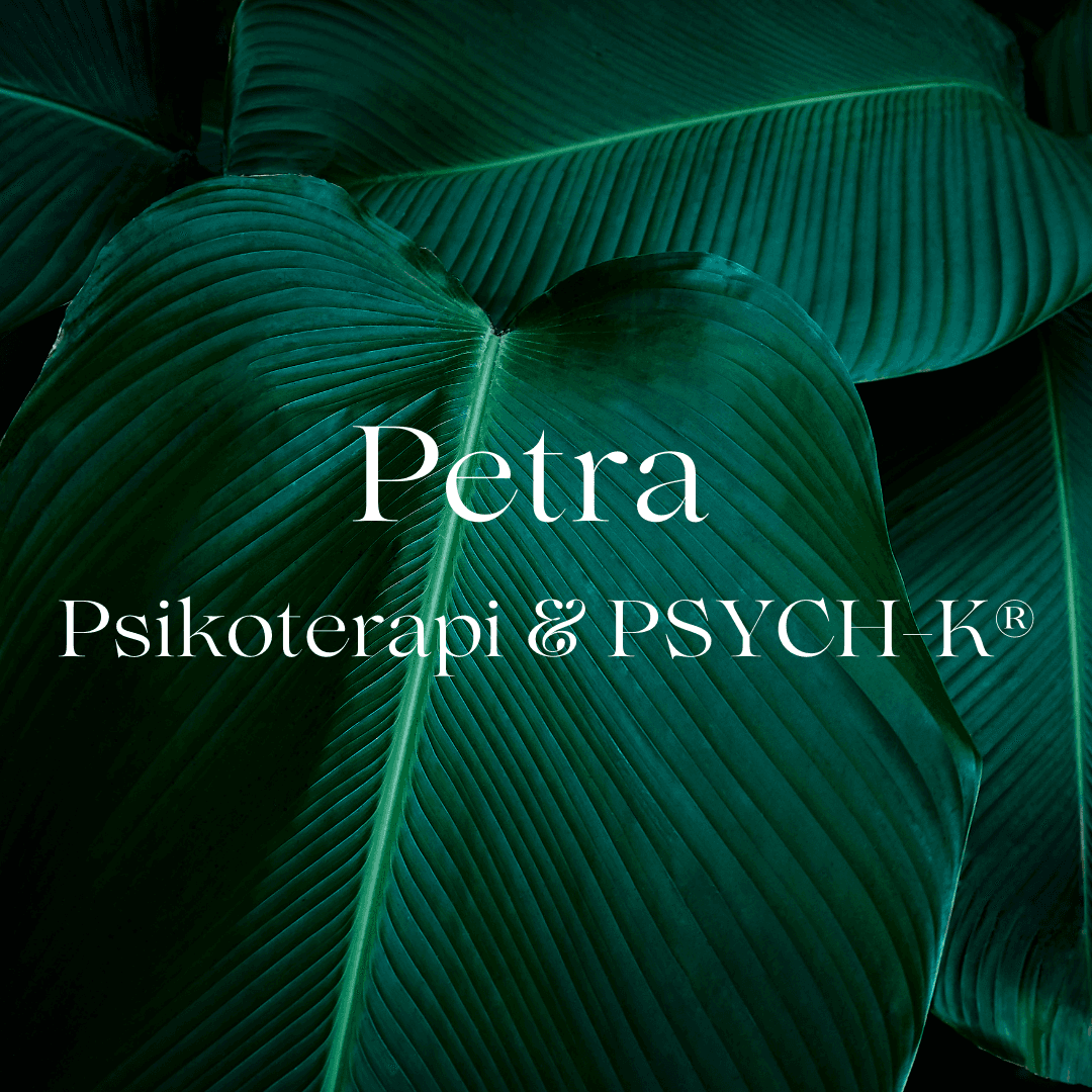 Koyu yeşil yapraklar üzerinde Petra Psikoterapi ve PSYCH-K yazılı özgün kapanış görseli